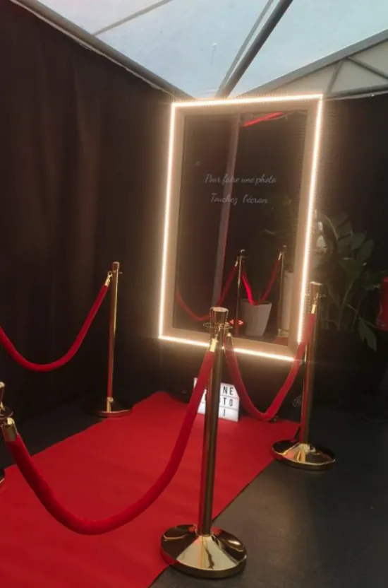 Photobooth miroir Kent avec néon doré, tapis rouge et poteaux à cordon